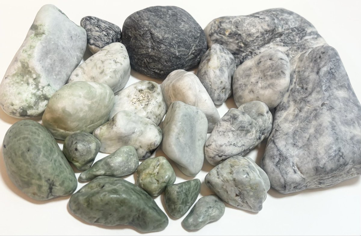 hamanasu_h's tweet image. 今年の7月からヒスイ拾いを始めて、いままでヒスイ輝石岩(を含む岩石)と鑑定された石たち✨
いつかはみなさんが拾っているような、お宝ヒスイに出会えますように〜😌✨