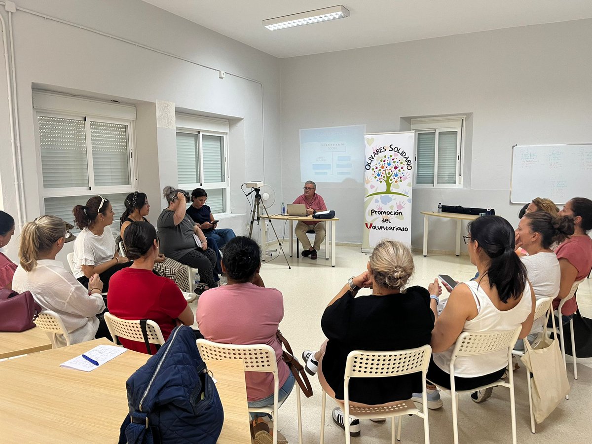 La formación del voluntariado que realizamos en la provincia de Sevilla permite acercarse a la solidaridad a personas cerca de su domicilio y vertebra el asociacionismo en municipios como Olivares. Impartimos un curso en AFA Olivares