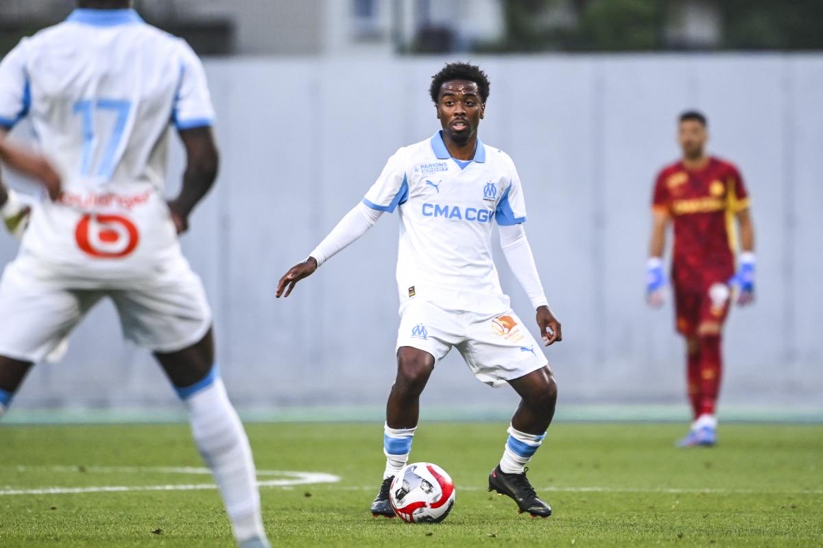 🗣️ Angel Gomes 🏴󠁧󠁢󠁥󠁮󠁧󠁿 :

« Le Vélodrome mieux que Saint-James Park ou Anfield ? Personnellement, oui.

J’ai joué dans ces stades, mais le Vélodrome… il faut y être pour comprendre. 

(…) Tu vas à la pharmacie, il y a un supporter de l’OM. Tu vas à la supérette, il y a un supporter