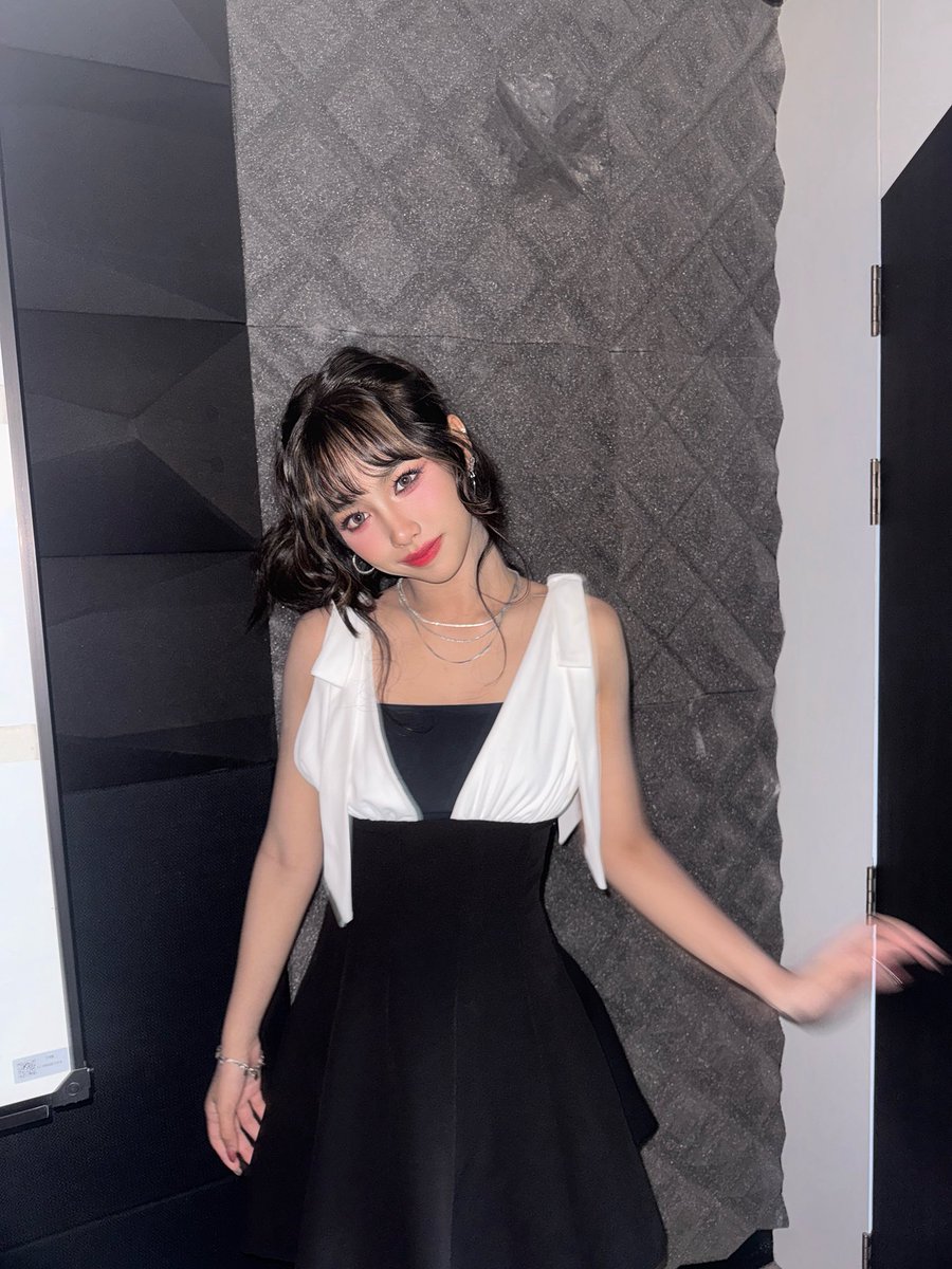 schnex's tweet photo. รูปจาก 8 มาฝากกก🖤🤍 #hellolockerep8 #schneé #XEBISEntertainment https://t.co/mNfUu4EG1I