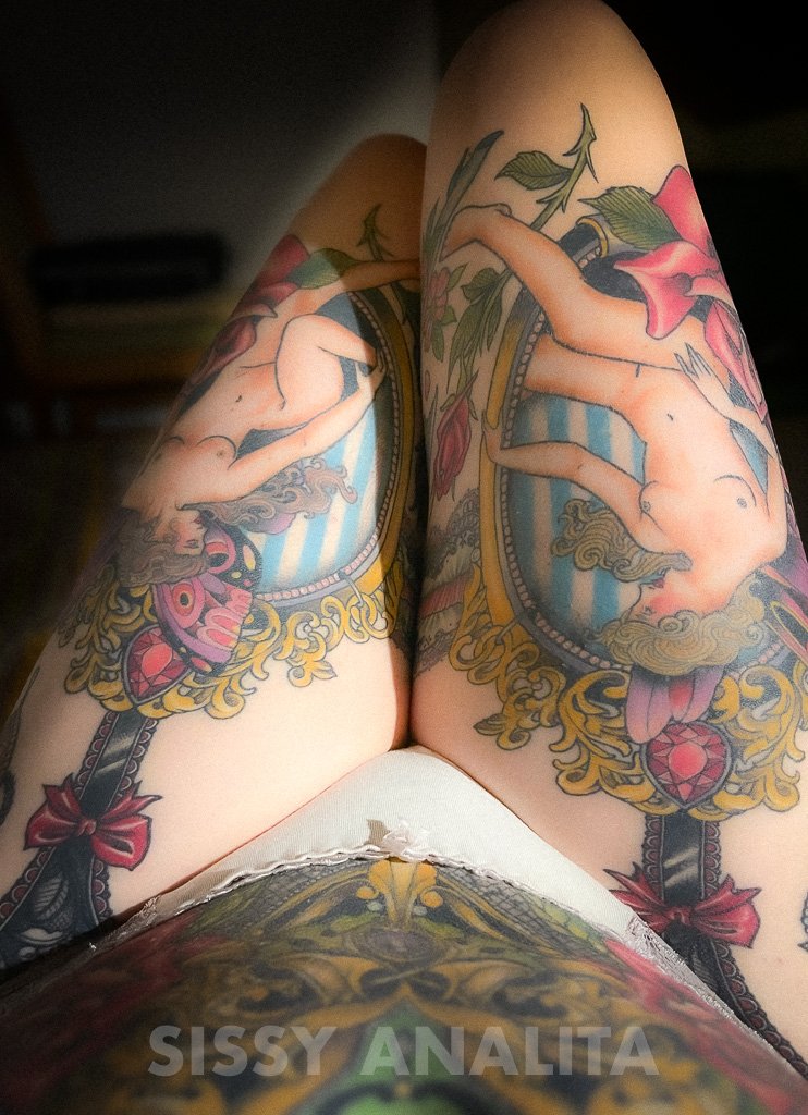 Unsere <a href="/GretchenGau/">🎀🦋🌸 Sissy Analita 🌸🦋🎀</a> die sich jetzt Sissy Analita nennt (was auch besser zu ihr passt), hat mir ein Bild geschickt zur Veröffentlichung und Verbreitung. Es darf gerne geteilt werden. Ich finde es sehr mutig sich am ganzen Körper unverkennbar zur Sissy tätowieren zu lassen