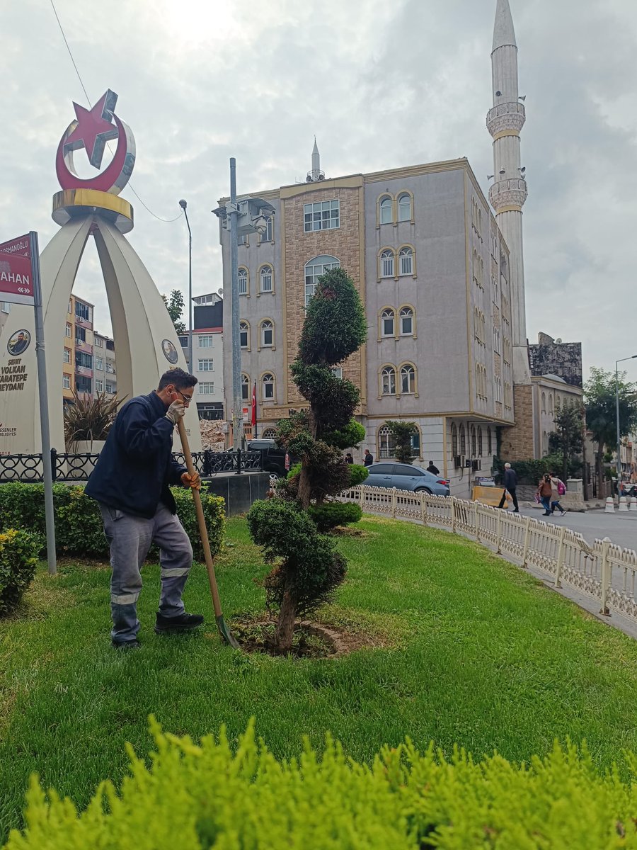EB_parkbahce's tweet photo. Esenler'de yeşil alan çalışmaları aralıksız sürüyor! 🌳🌱

Şehit Volkan Karatepe Meydanı'nda; budama, çapalama ve genel bakım işlemlerimizi bitirdik. Kent estetiği için çalışmaya devam ediyoruz. https://t.co/QS8BwcP2Ax