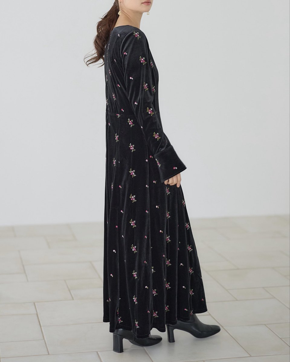 velour one-piece

柔らかな光沢感と深みのあるベルベット生地に小花柄の刺繍がちりばめられた上品なワンピース。

アイテムはこちら🔽
x.gd/b35uI

#andemiu #アンデミュウ #andst #アンドエスティ #andst_official
