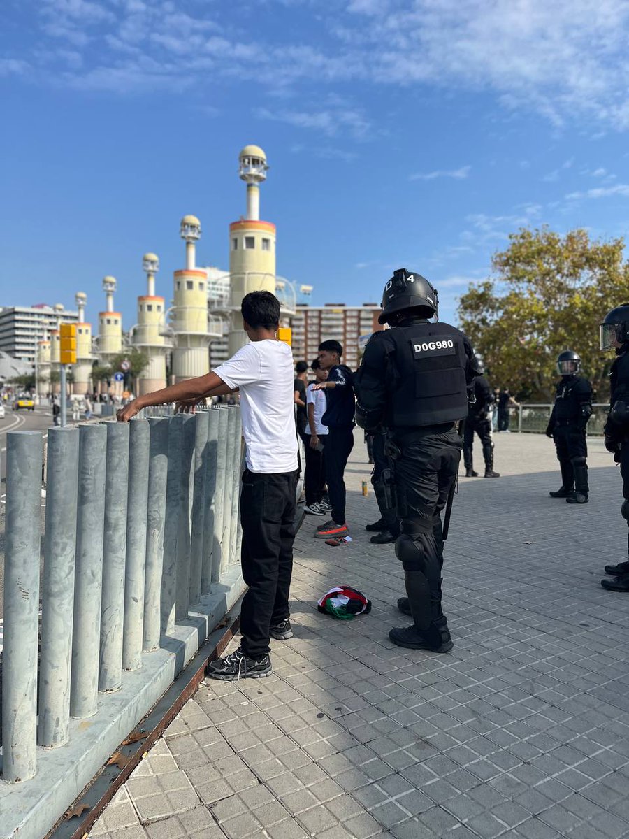 CGTCatalunya's tweet photo. Mossos fent identificacions per perfil racial a adolescents de 13-14 anys, que estaven mirant al voltant de l'estació de Sants.

Aquesta és la policia de @nuriaparlon https://t.co/lMOTNkol8j