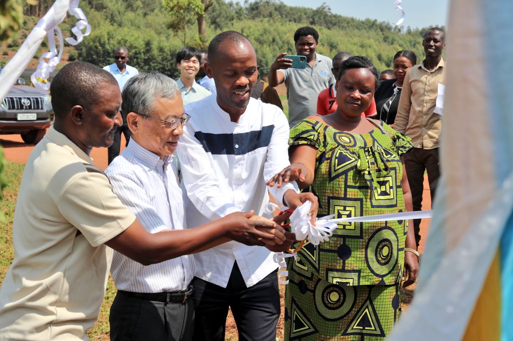 RwamaganaDistr's tweet image. Uyu munsi Ambasaderi wa @japaninrwanda H.E Isao Fukushima yashyikirije Umuyobozi w'Akarere wungirije @rrkagabo ibikorwa byakozwe hatunganywa igishanga cya Cyaruhogo cyuhirwa kuri hegitari  70, ubu  amazi akaba agera ku mirima y'abahinzi 567 n'abagera kuri 2,835 bakibonyemo akazi.