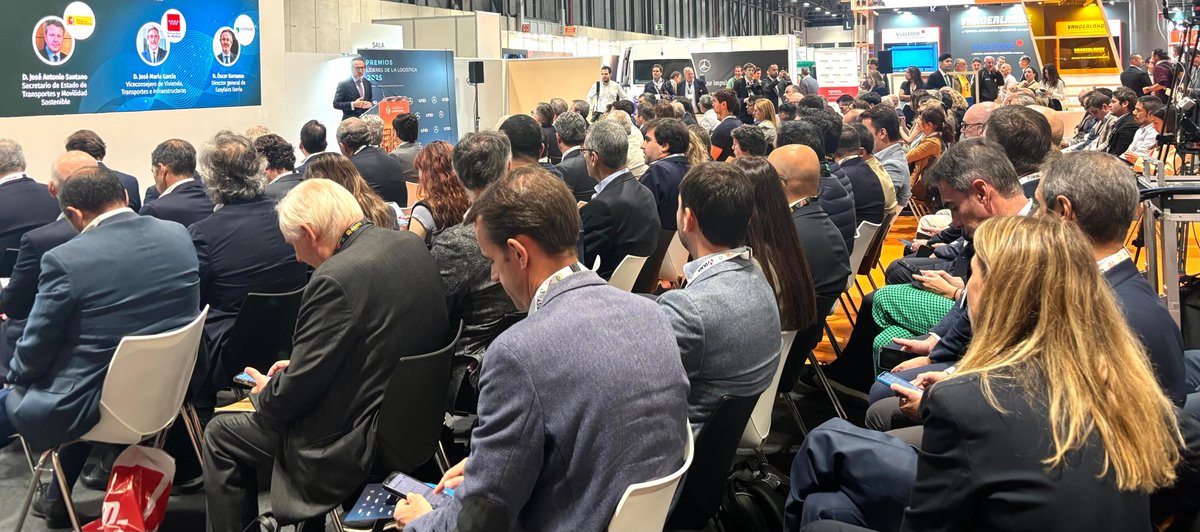 FArandaManzano's tweet photo. 🤝Ha sido un placer coorganizar la III Ceremonia Inaugural de @LogisticsSpain, en la que he participado junto al secretario de Estado de #Transportes y #MovilidadSostenible, @jasantano; el viceconsejero de Vivienda, Transportes e Infraestructuras de @ComunidadMadrid, José María García; y el director general de @easyfairsiberia, Óscar Barranco.

@IFEMA @viviendaCMadrid @transportesgob