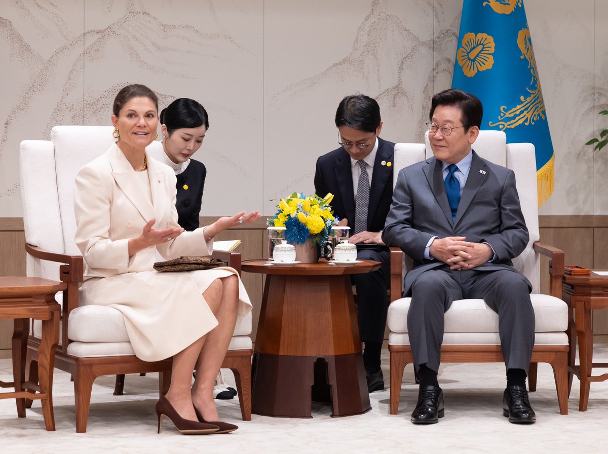 한국을 찾은 빅토리아 스웨덴 왕세녀를 만나게 되어 매우 기쁘게 생각합니다.  

스웨덴은 한국전쟁 당시 천여 명의 의료지원단을 파견하고 한반도 특사를 운영하는 등 한반도 평화에 꾸준히 기여해 온 소중한 우방입니다. 한반도 평화에 대한 스웨덴의 관심과 노력에 감사를 전했습니다.

유명가수