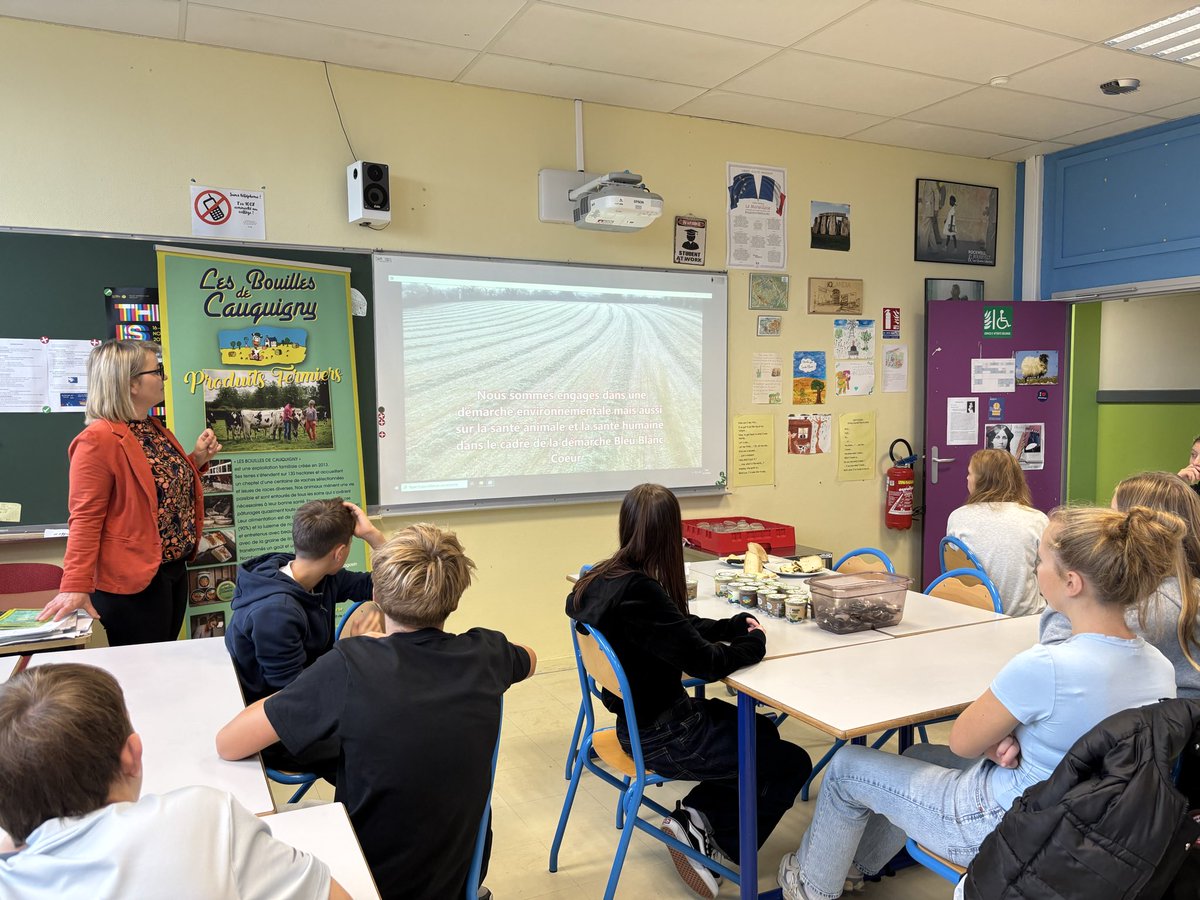 ErasmusFerronay's tweet photo. A l’occasion des Erasmus Days, nos partenaires tchèques présentent leur pays à nos collégiens. #Engagement 
@EUErasmusPlus @dsden50 @VilleCherbourg @Drareicnormande https://t.co/v7IzzQDxbV