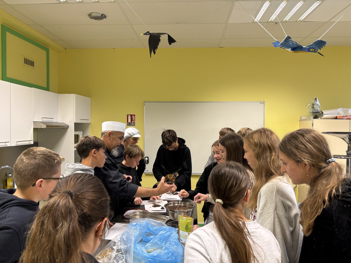 A l’occasion des Erasmus Days, nos partenaires tchèques présentent leur pays à nos collégiens. #Engagement 
<a href="/EUErasmusPlus/">Erasmus+</a> <a href="/dsden50/">DSDEN 50</a> <a href="/VilleCherbourg/">Ville de Cherbourg-en-Cotentin</a> <a href="/Drareicnormande/">DRAREIC Normandie</a>