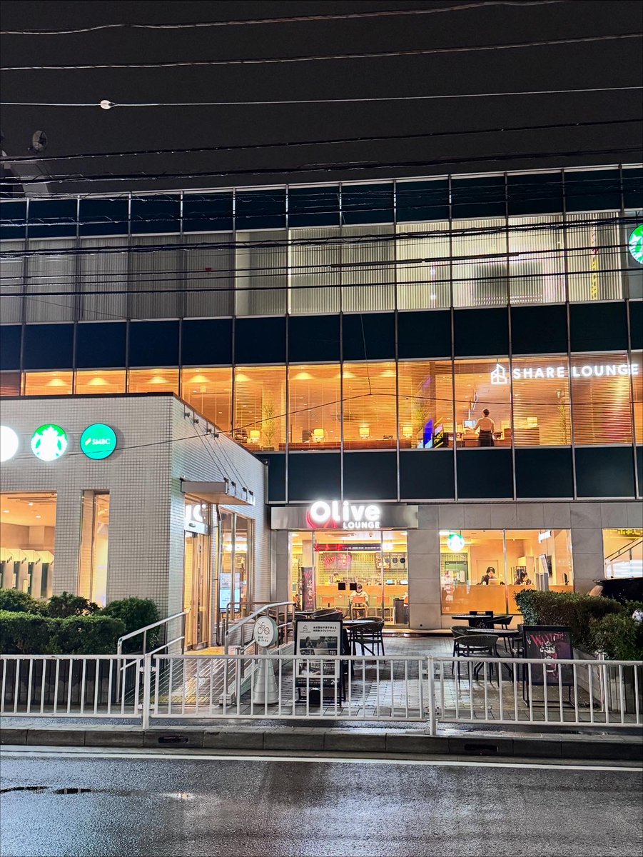 SketchSuki's tweet photo. 三井住友銀行だったところ、Olive LOUNGEとスタバになってる。
銀行も営業しています。
#スターバックスコーヒー #カフェスケッチ #スケッチ #ペンスケッチ #手帳スケッチ #モレスキン #ピグマ #ミリペン #イラストレーション #cafesketch #sketch #pensketch #journal #moleskine #pigmamicron https://t.co/sOQrGVHZZP