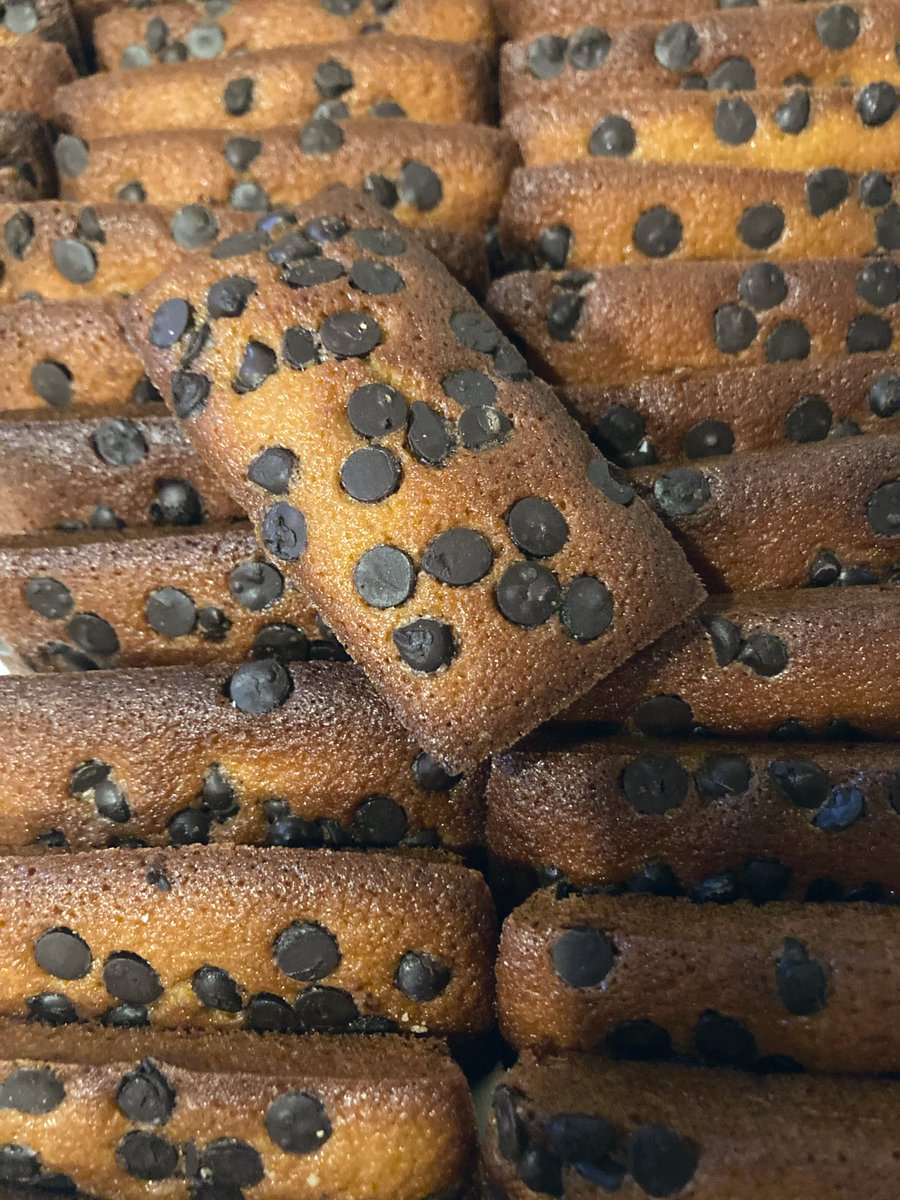 チョコレートとバターの値段がとても上がったので、チョコレートとバターをこれでもかと限界まで入れたチョコレートフィナンシェをつくりました

10/19 COMIC CITY SPARK にて販売します
東5 カフェオリオンです