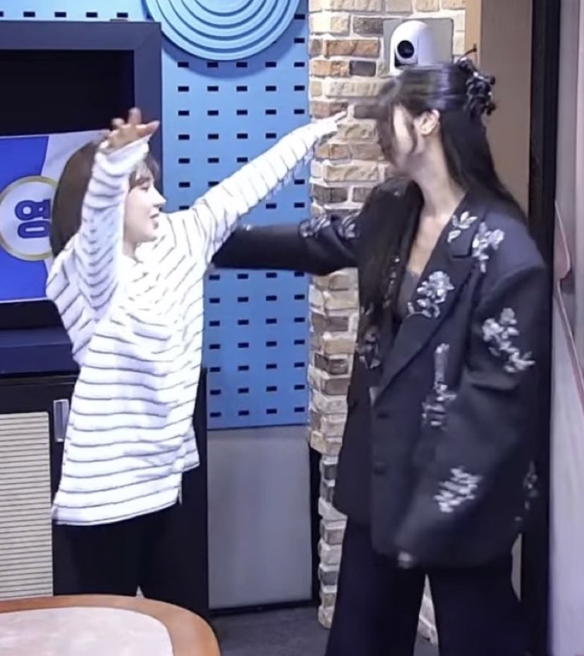 SkylerASHa's tweet image. When tiny Wendy asking EJAE for hug. So cuteeeee 🤣🤣