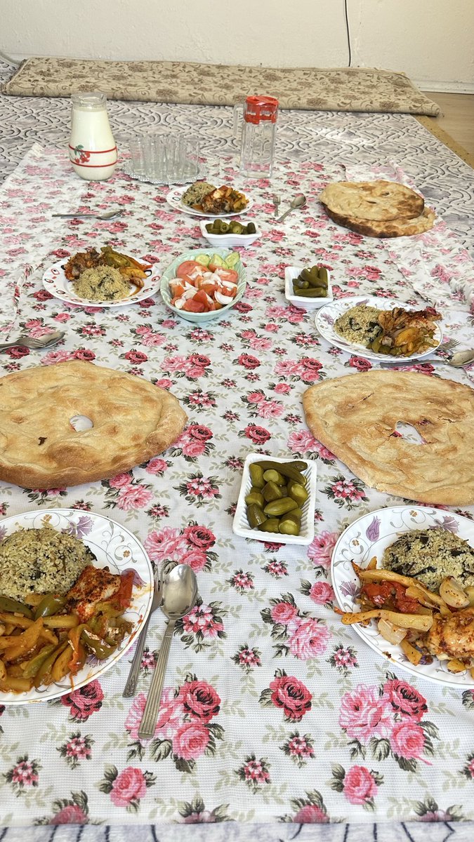 sesssizzgemii's tweet photo. Adına dilimin dahi dönmediği bir köy evinde yer sofrası sadeliği ve sıcacık tebessüm dolu bir içtenlik. Coğrafya şanstır ☺️
#çarşamba https://t.co/v17ghCCT8x