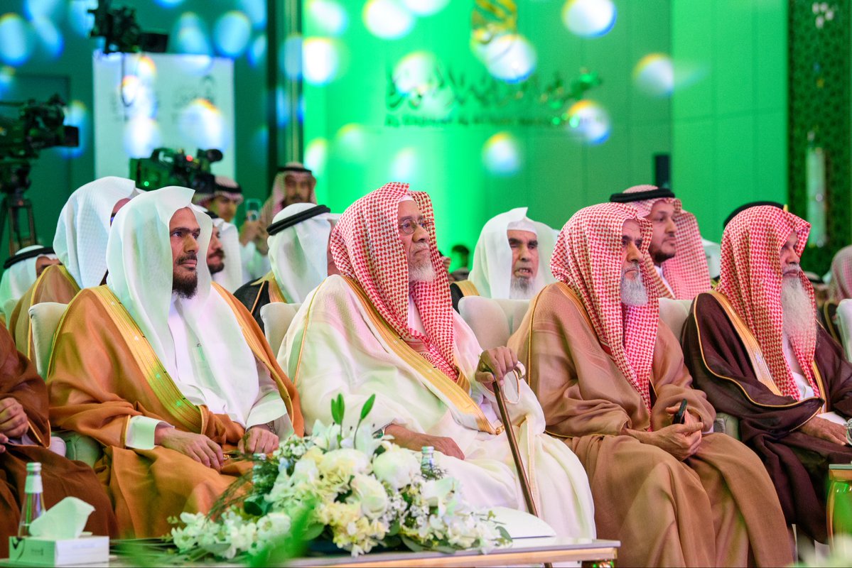 سمو أمير منطقة #المدينة_المنورة يرعى حفل ملتقى “مآثر الشيخ #عبدالعزيز_بن_صالح -رحمه الله- وجهوده في #المسجد_النبوي”، بحضور عددٍ من أصحاب الفضيلة أعضاء #هيئة_كبار_العلماء.