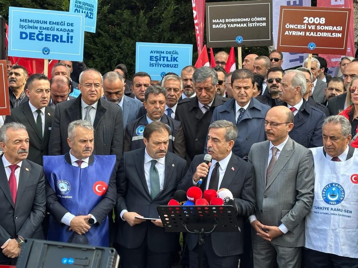 Bütçe görümeleri öncesi Türkiye Kamu-Sen TBMM'de…
2026 Yılı Bütçe Görüşmeleri Öncesinde TBMM Önünde Ek Zam Ve Refah Payı İstedik!
MAAŞTA REFAH, VERGİDE ADALET!
#TürkiyeKamuSen