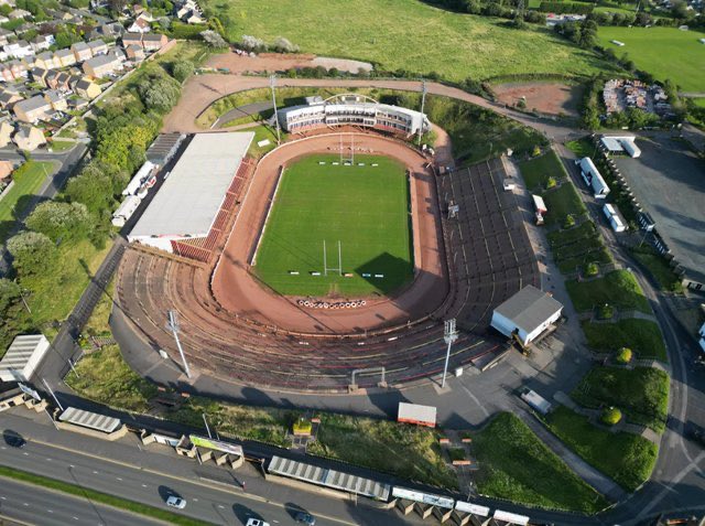 LeagueScenePod's tweet image. A paddock that looks like THIS will be hosting Super League matches in 2026.

It’s reported that the Bradford Bulls who play out of this “stadium” in the Super League after being ranked 10th in the IMG rankings.

The Odsal makes Shark Park look like Allianz… just saying!