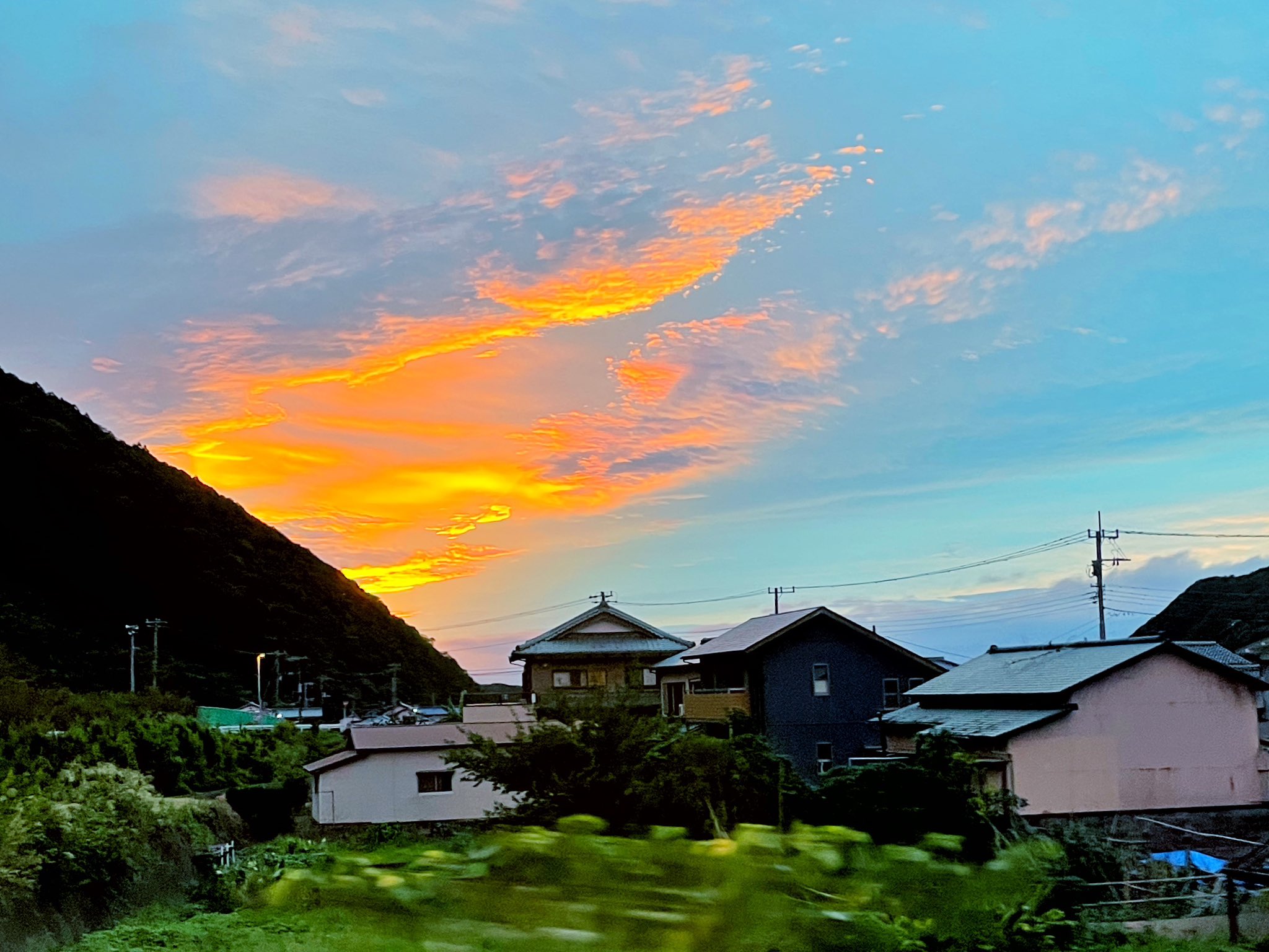 馬と古城夕陽が沈む雰囲気が出た作品です。 🌐Fukushima prefecture 【夜明けを駆ける】 風景を広く撮っての写真は