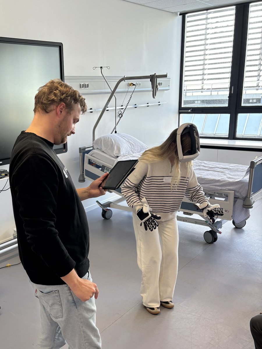 SenseGlove's tweet photo. Our CEO recently guided 19 anesthesiology students through an anesthesia machine VR demo (created by @VirtualiSurg) using the Nova 2. While the students were already familiar with the procedure, they discovered new insights through haptics that traditional methods could not offer https://t.co/I6WfvgjbAk