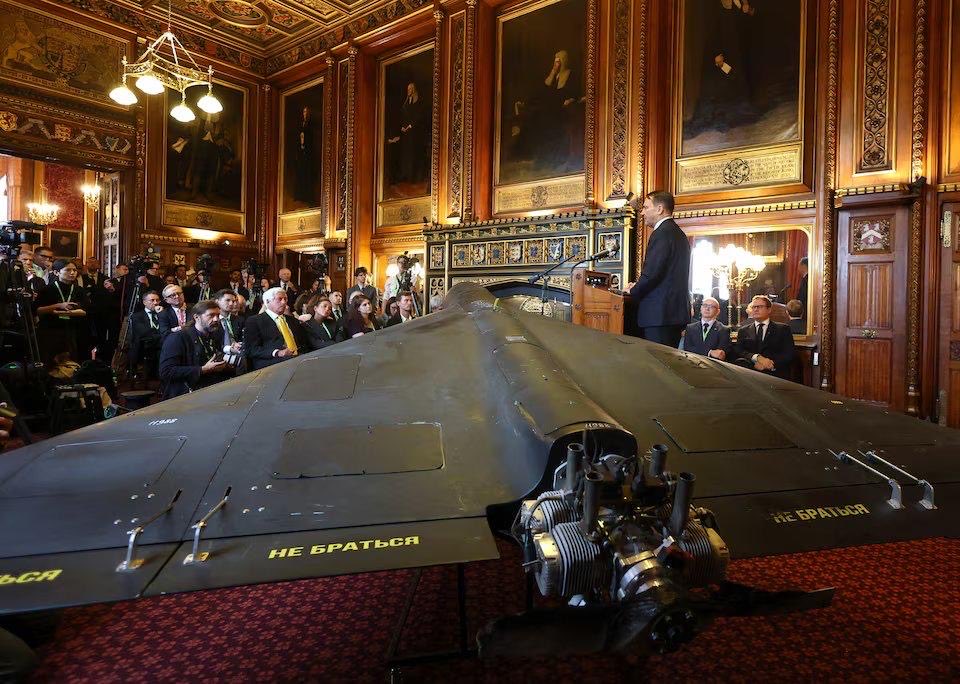 Polský ministr zahraničí Sikorski si se sebou do britského parlamentu přivezl ruský dron Shahed-136, aby ukázal jaké hrozbě mohou evropské země čelit.