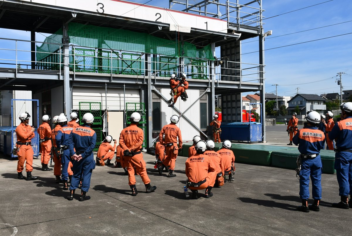 Fujisawa_Fire_D's tweet photo. 【湯河原町消防本部との合同訓練】
更なる救助体制の充実を目指し、ロープレスキューを早期から導入している湯河原町消防本部と合同訓練を行い、知識・技術の向上を図りました。今後も他市町村消防本部と積極的に連携を図り、消防力の強化を進めていきます！
＃藤沢消防　＃ロープレスキュー https://t.co/3oyGJC4tol