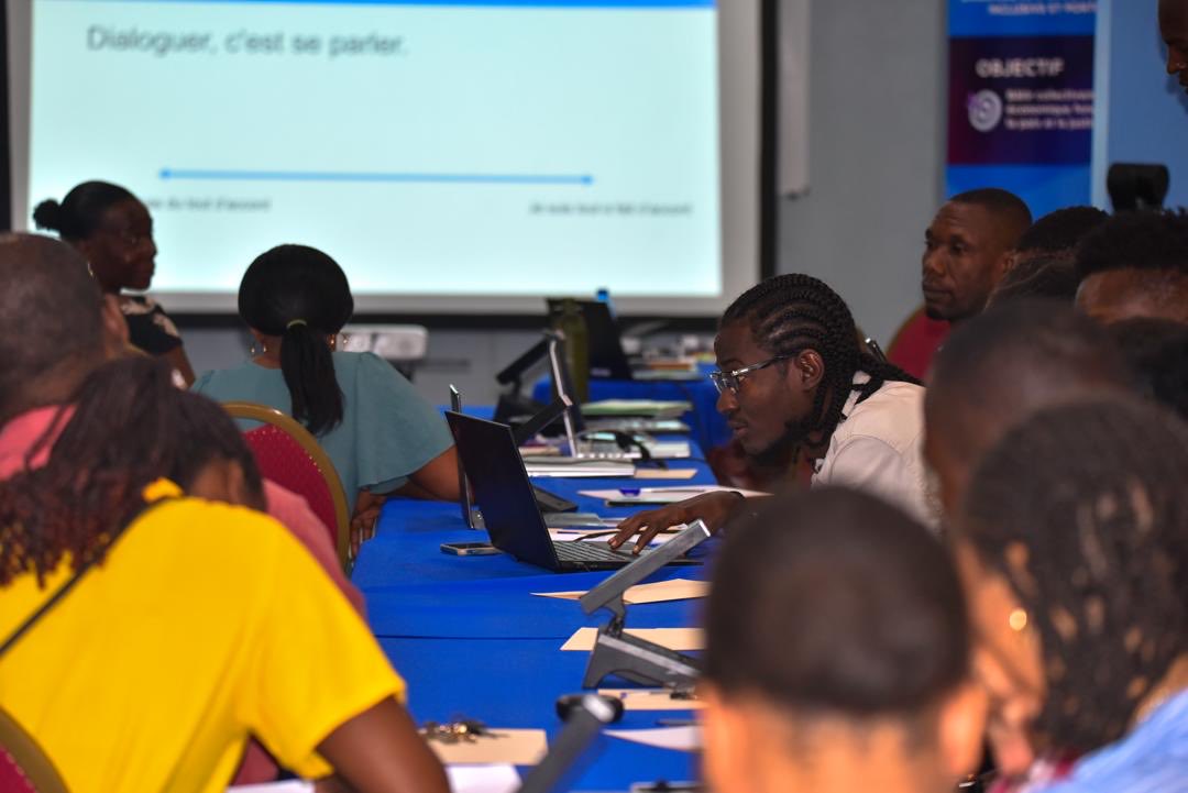 Du 8 au 13 octobre 2025, la Banque de la République d’Haïti a participé, dans le Grand Sud, au Dialogue national pour une économie inclusive et porteuse de paix, organisé par le Programme des Nations Unies pour le Développement (PNUD). La @brhhaiti était représentée par M.