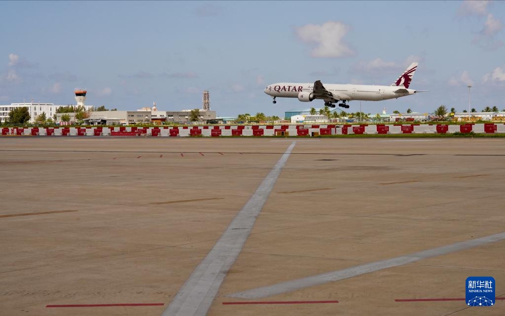 CCCCLTDofficial's tweet image. ✈️Shaped like ocean waves, the new Velana International Airport terminal in the Maldives, built by #CHEC, blends modern design with island charm. Tripling capacity to 7 million passengers, creating a new aerial gateway. (Photo from: Xinhua)