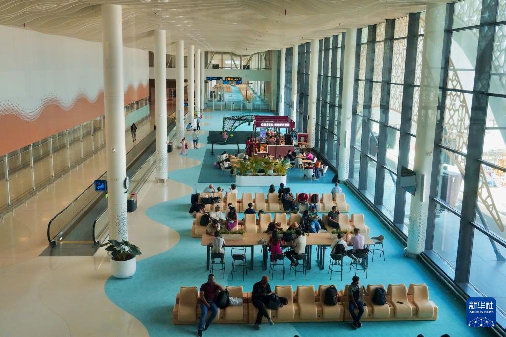 CCCCLTDofficial's tweet image. ✈️Shaped like ocean waves, the new Velana International Airport terminal in the Maldives, built by #CHEC, blends modern design with island charm. Tripling capacity to 7 million passengers, creating a new aerial gateway. (Photo from: Xinhua)