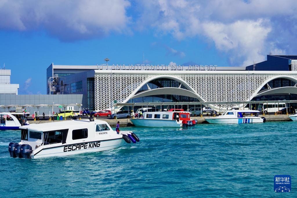 CCCCLTDofficial's tweet image. ✈️Shaped like ocean waves, the new Velana International Airport terminal in the Maldives, built by #CHEC, blends modern design with island charm. Tripling capacity to 7 million passengers, creating a new aerial gateway. (Photo from: Xinhua)