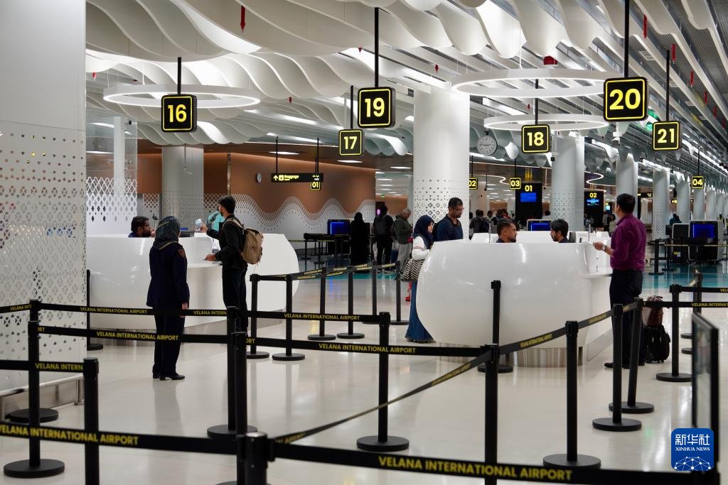 CCCCLTDofficial's tweet image. ✈️Shaped like ocean waves, the new Velana International Airport terminal in the Maldives, built by #CHEC, blends modern design with island charm. Tripling capacity to 7 million passengers, creating a new aerial gateway. (Photo from: Xinhua)