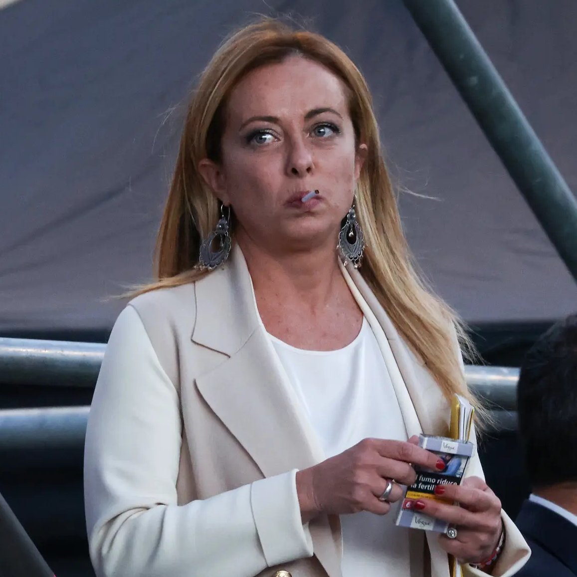 İtalya Başbakanı Giorgia Meloni: "Sigarayı bırakmaya zorlanırsam, birini öldürürüm. Bırakmam neredeyse imkansız."
