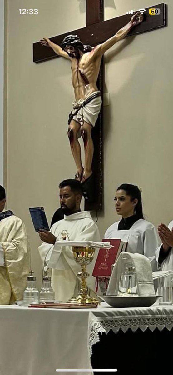 hdiegorj's tweet image. 👰Padre flagrado com noiva de fiel em casa paroquial depois de empurrar o "cajado de Moisés".