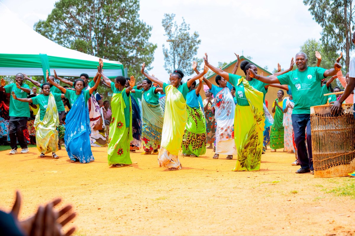 HuyeDistrict's tweet photo. Mu murenge wa Karama, akagari ka Bunazi, mu mudugudu w’Akarehe hizihirijwe ku rwego rw’Akarere umunsi mpuzamahanga w’#UmugoreWoMuCyaro kuri iyi nsanganyamatsiko: “Umugore ni uw’agaciro”.
Iki gikorwa cyitabiriwe n’Umuyobozi w’Akarere n’abandi bayobozi barimo abo muri @RwandaWomen. https://t.co/HCavZmwx0S