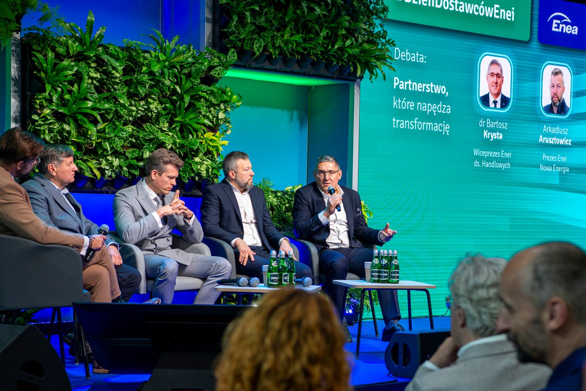 Grupa_Enea's tweet photo. "Partnerstwo, które napędza transformację" - to pierwszy z tematów naszych rozmów podczas #DzieńDostawcówEnei. O istotnym znaczeniu 🇵🇱 #LocalContent w energetyce, wyzwaniach #TransformacjaEnei i #StrategiaEnei rozmawiali: B.#Krysta - wiceprezes #Enea, A.#Arusztowicz - prezes #EneaNowaEnergia, @DamKazmierczak - wiceprezes @_PZPB oraz J.#Borowski z PBE ELBUD Poznań; dyskusję moderował @MJMarszalkowski z @Defence24pl 🤝 Dziękujemy za pierwszą porcję rzeczowych i ciekawych rozmów.