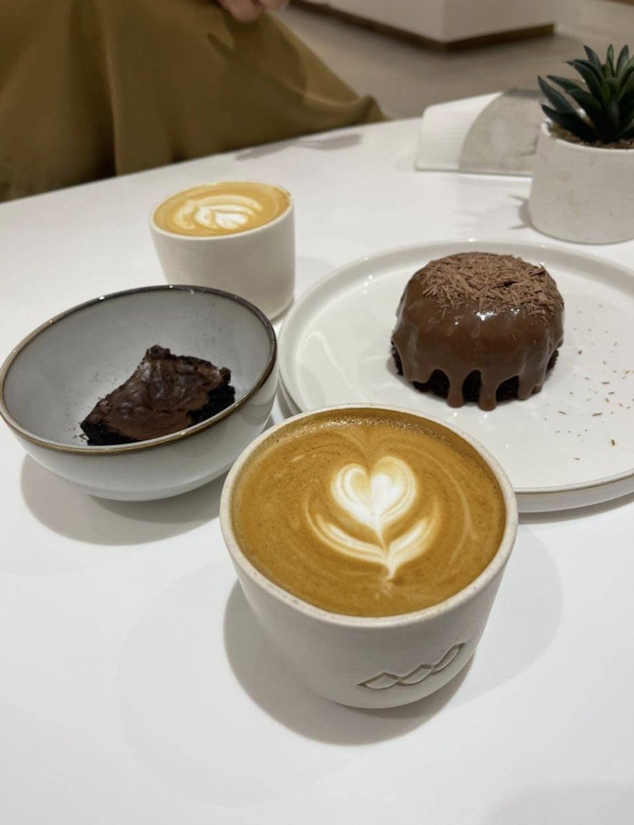 أجمل الذكريات تأتي من اللحظات غير المخطط لها..
وأعمق الحوارات من اللقاءات المفاجئة..
الأمور المقدرة بلا حسبان أحيانًا هيه من تمنحنا للحياة معناها..
#قهوة_المساء ☕