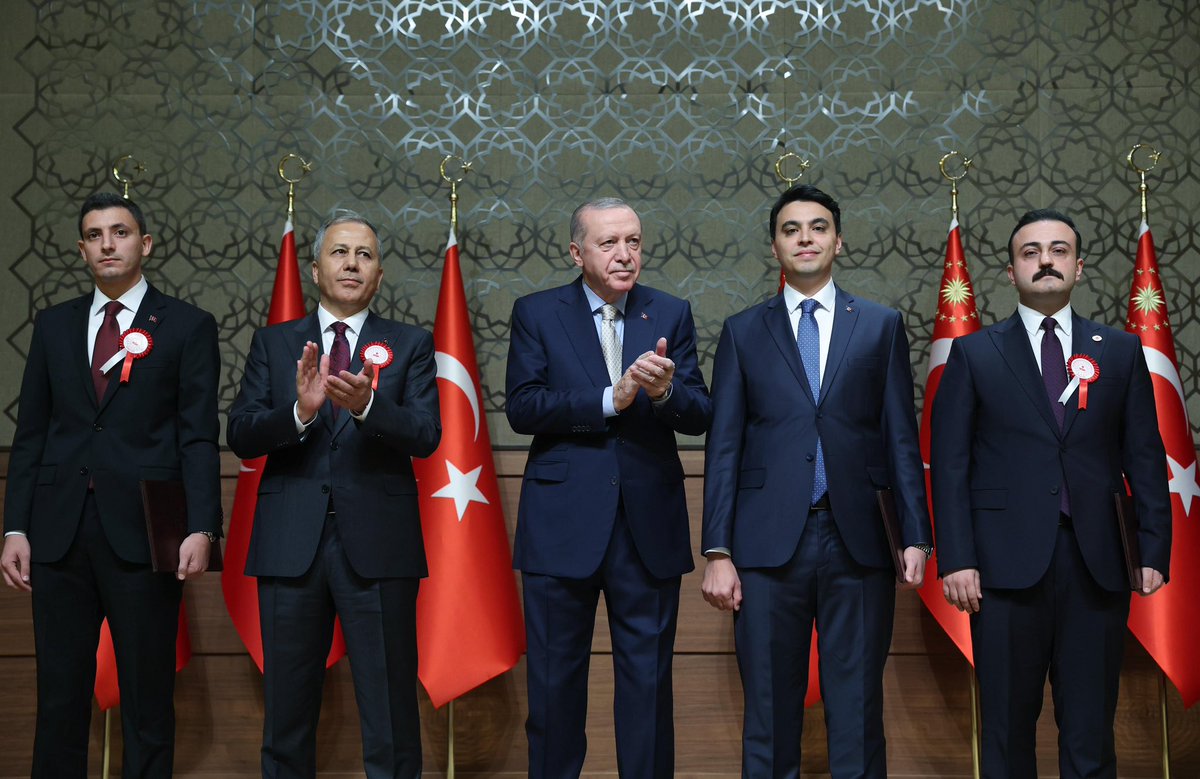 "İnancı, kimliği, kökeni, siyasi görüşü, mezhebi ne olursa olsun 783 bin kilometrekarelik vatan toprağında herkes devletin eşit ve onurlu birer vatandaşıdır."

Cumhurbaşkanımız Sayın Recep Tayyip Erdoğan, 110. Dönem Kaymakamlar Kurası Töreni'ne katıldı.