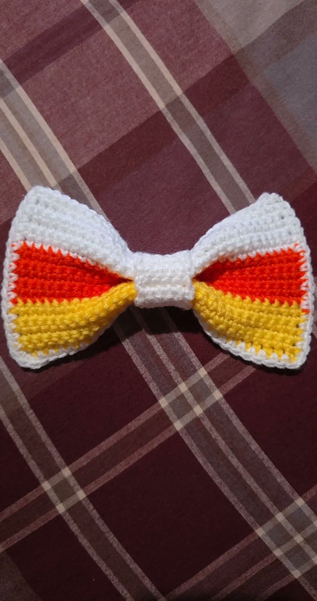 CinnamonBunFox's tweet image. Gonna post my crafts here.
I made a candy corn bow and I love it so much. I just need to get some clips so I can get it in my hair haha I plan on making more today when I can
#crochet #crocheting #crafty #craft #art