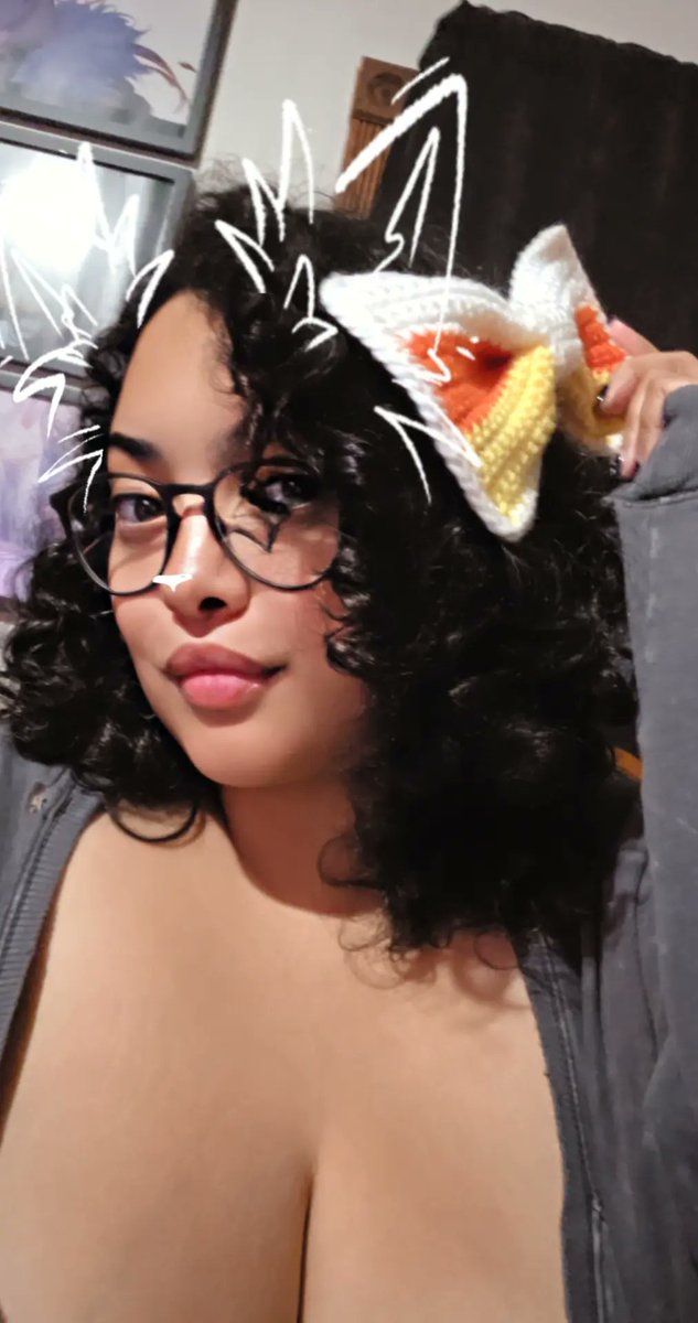 CinnamonBunFox's tweet image. Gonna post my crafts here.
I made a candy corn bow and I love it so much. I just need to get some clips so I can get it in my hair haha I plan on making more today when I can
#crochet #crocheting #crafty #craft #art