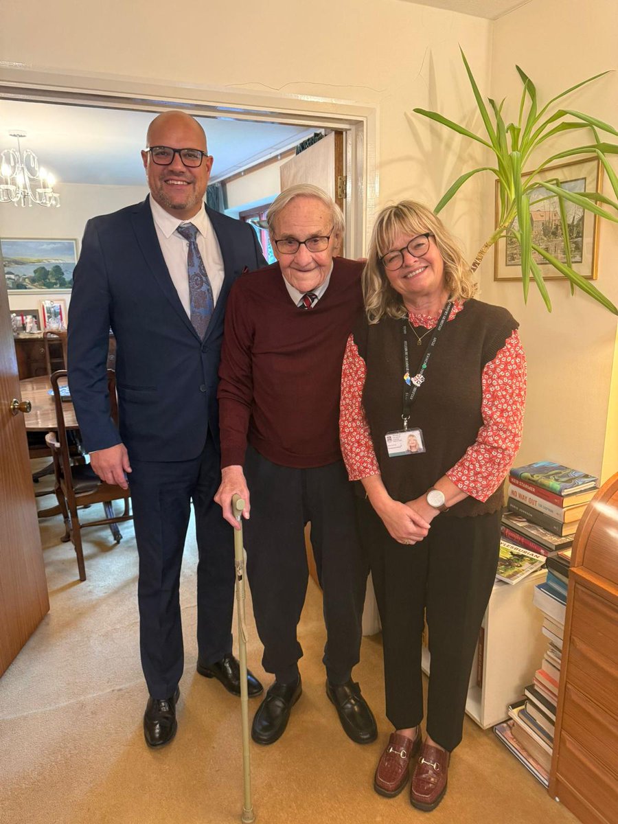 AGSFounded1598's tweet photo. Headmaster Mark Sturgeon and our Development Director visited former Headmaster K.D. Smith yesterday.
At 96, he’s still walking daily and taking a keen interest in all things AGS, proudly sporting his AGS tie and claret jumper. Very on brand!
#AGSCommunity #OldAylesburians https://t.co/bwyxYEWnfY