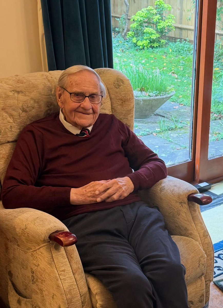 AGSFounded1598's tweet photo. Headmaster Mark Sturgeon and our Development Director visited former Headmaster K.D. Smith yesterday.
At 96, he’s still walking daily and taking a keen interest in all things AGS, proudly sporting his AGS tie and claret jumper. Very on brand!
#AGSCommunity #OldAylesburians https://t.co/bwyxYEWnfY