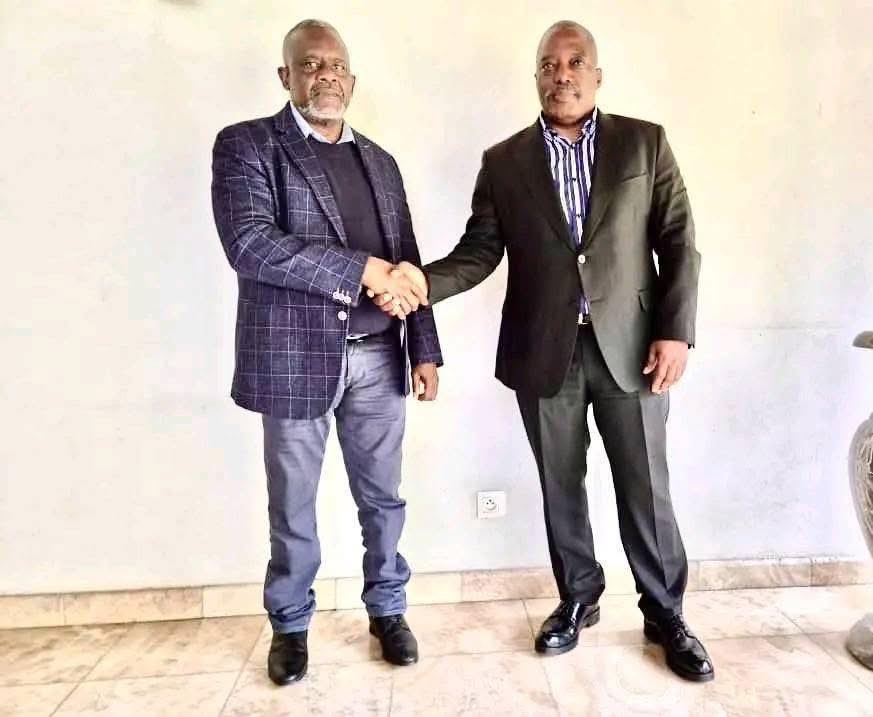 Est ce difficile de trouver un pantalon à sa taille? Il espère encore grandir ou quoi?
🙄