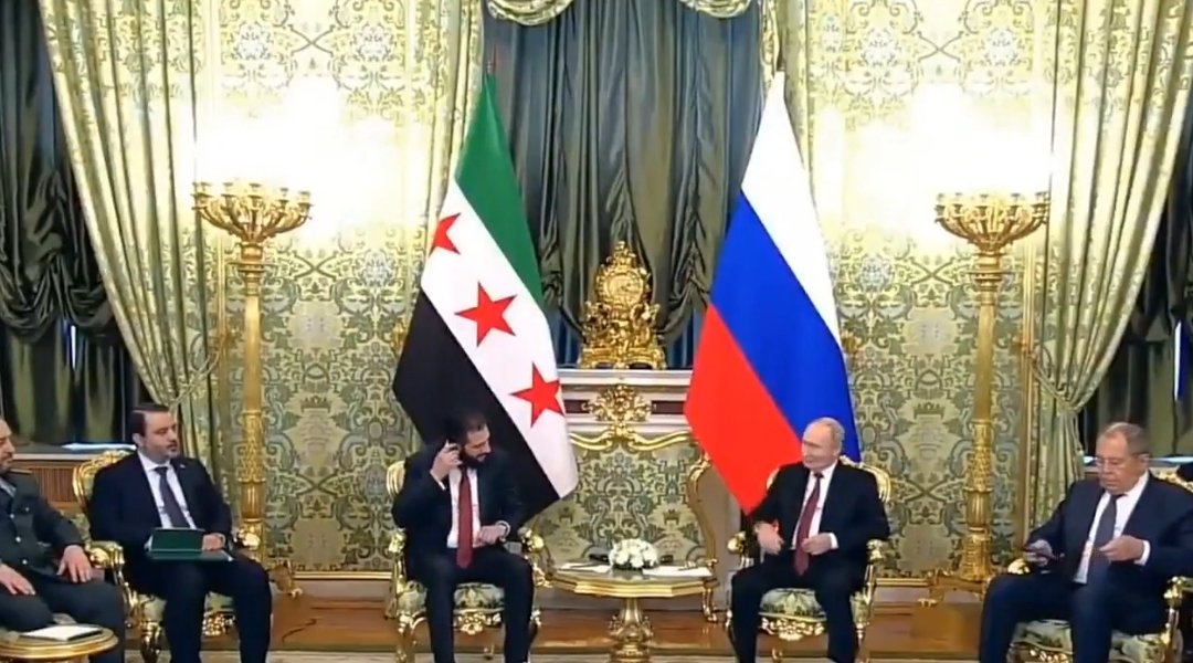 ما شعور الشبيحة الجدد ورئيسهم الجولاني يجلس مع #بوتين صاغرا وذليلا، بوتين الذي قتل مئات الآلاف من السوريين ودمر مدنا بأكملها؟!
وما هو شعور الشبيحة القدامى وحليفهم المفترض بوتين،الذي دمر البلد، يجلس مع من كان عدوهم؟!

#سورية #أحمد_الشرع