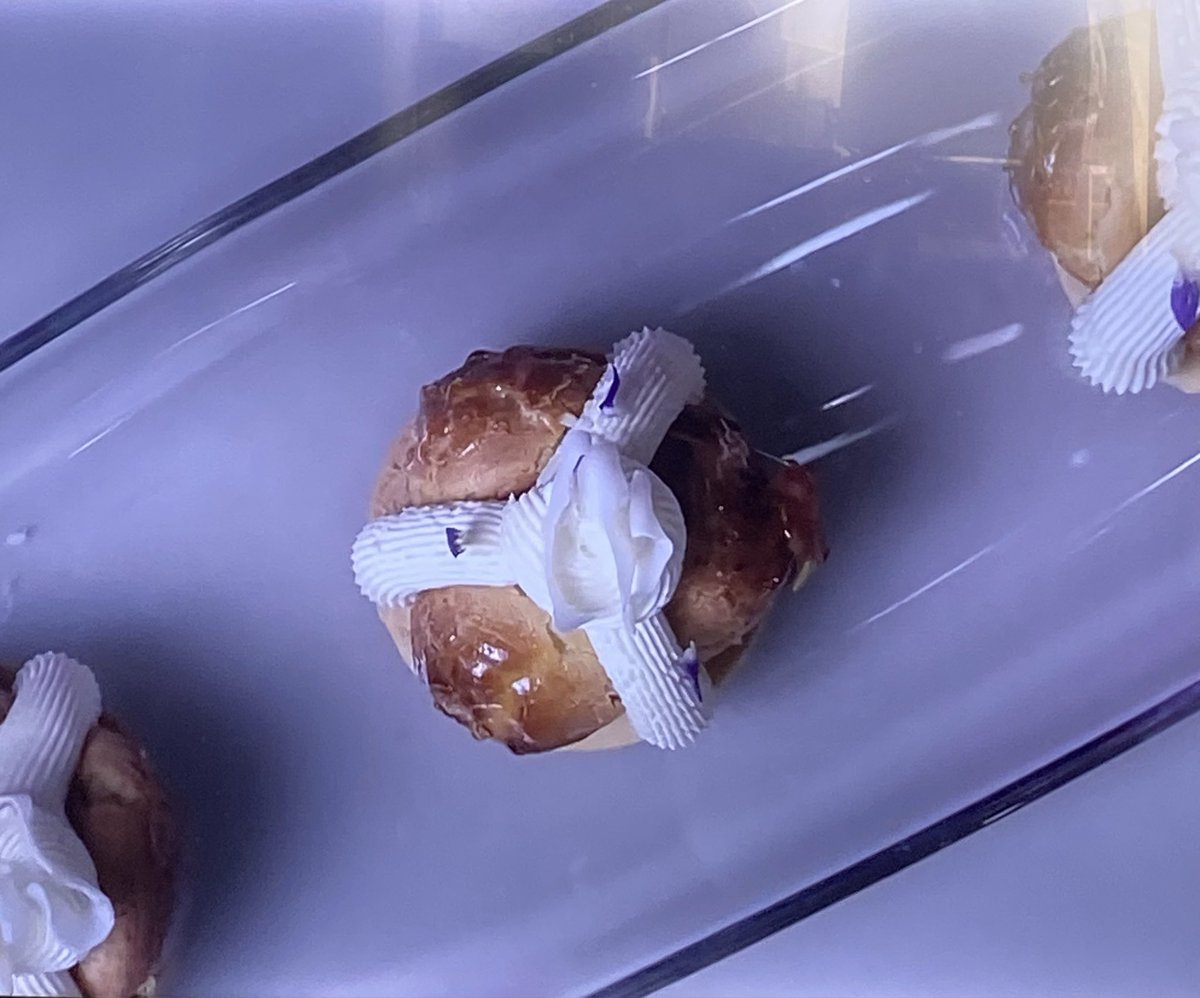 Elisfurtado_'s tweet photo. Nem pela descrição nem pela aparência isso aqui estava bom, e eles falarem que estava linda! Sendo a mais feia! E nada remete os doces tradicionais de infância 

#MasterChefConfeitaria https://t.co/CA4X21EHL6