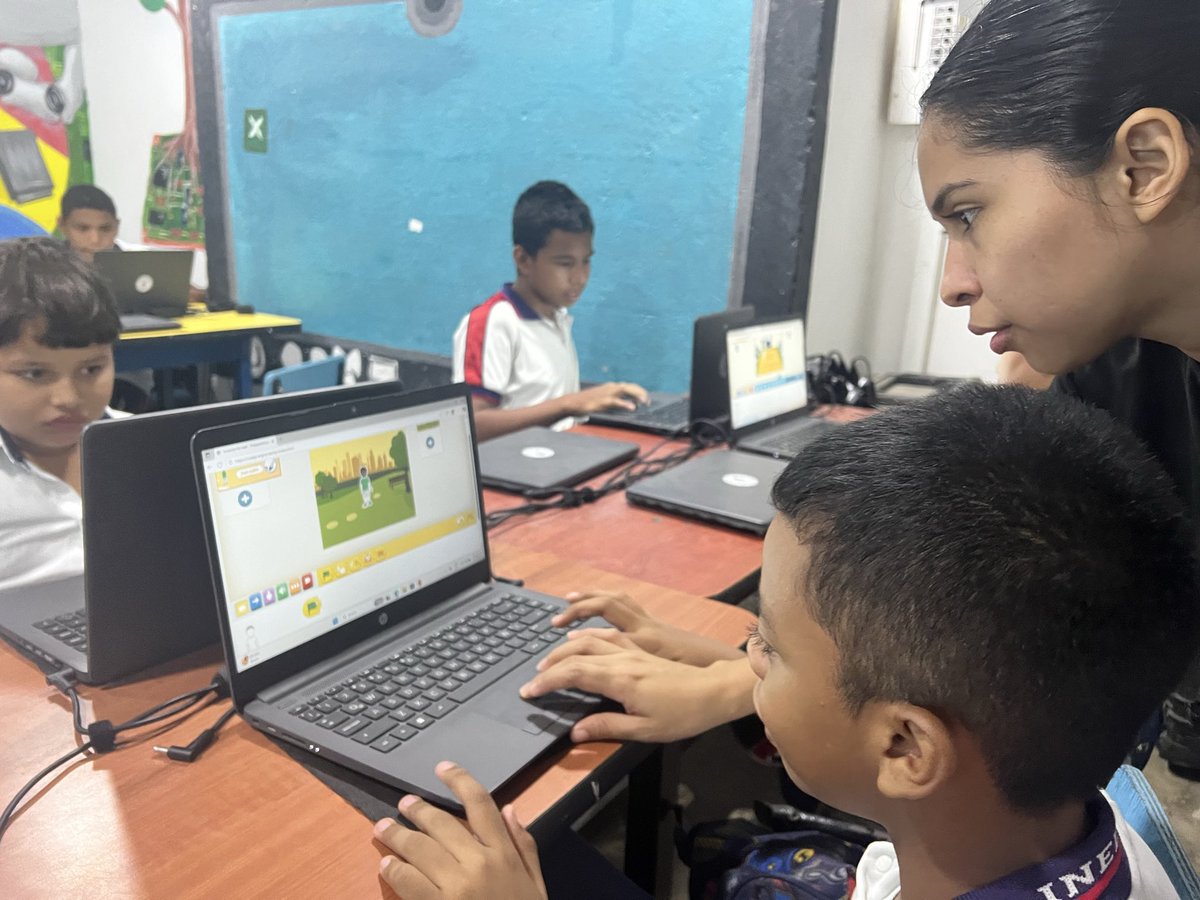 inedaefzb's tweet photo. Ayer recibimos la visita del grupo de investigación en informática educativa GINFED de la UNIMAG, quienes desarrollaron un taller en robótica  y programación. El objetivo fomentar en el pensamiento computacional  y la motivación por las habilidades steam. @sedmagdalena1 https://t.co/tWWj2YLtRV