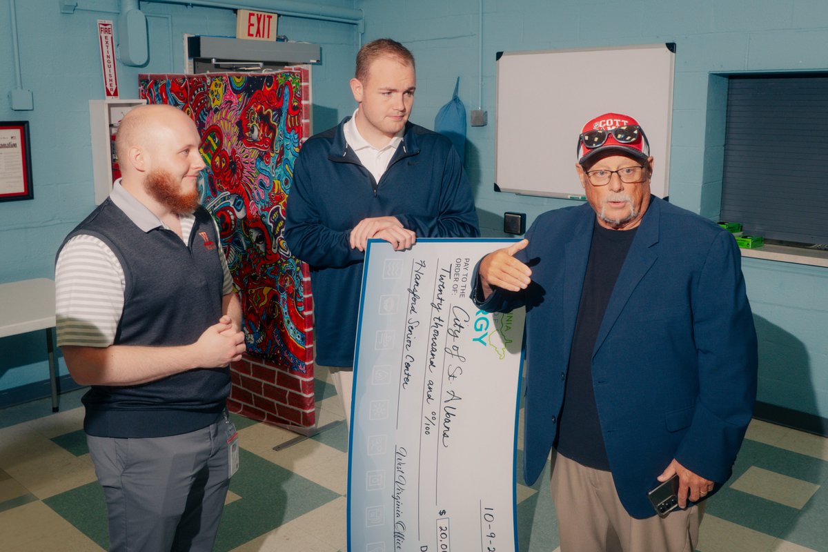 Always great to see our programs in action! We presented <a href="/stalbanswv/">City of St. Albans, WV</a> with $20K through our #EECBG program to replace the Hansford Center's kitchen roof &amp; support local #EnergyEfficiency upgrades.
#WVEnergy #CommunityImpact