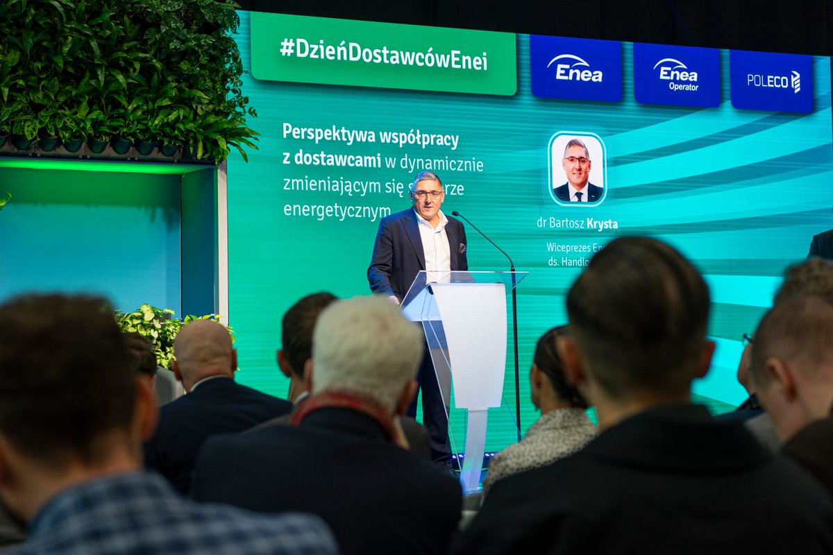 Grupa_Enea's tweet photo. Bartosz #Krysta, wiceprezes #Enea podczas #DzieńDostawcówEnei: 💬 "#TransformacjaEnei przyspiesza. Inwestujemy w #OZE, #MagazynyEnergii i w nowoczesne bloki gazowo-parowe #CCGT. Co ważne, w przypadku inwestycji w #GazoweKozienice zaangażowanie 🇵🇱 firm szacujemy na poziomie ok. 75%. Dajemy mocny impuls rozwojowy dla regionów, w których działamy na rzecz transformacji. Tutaj, na terenie @TargiPoznanskie, rozmawiamy o tym, jak ważna jest współpraca z rodzimymi firmami".