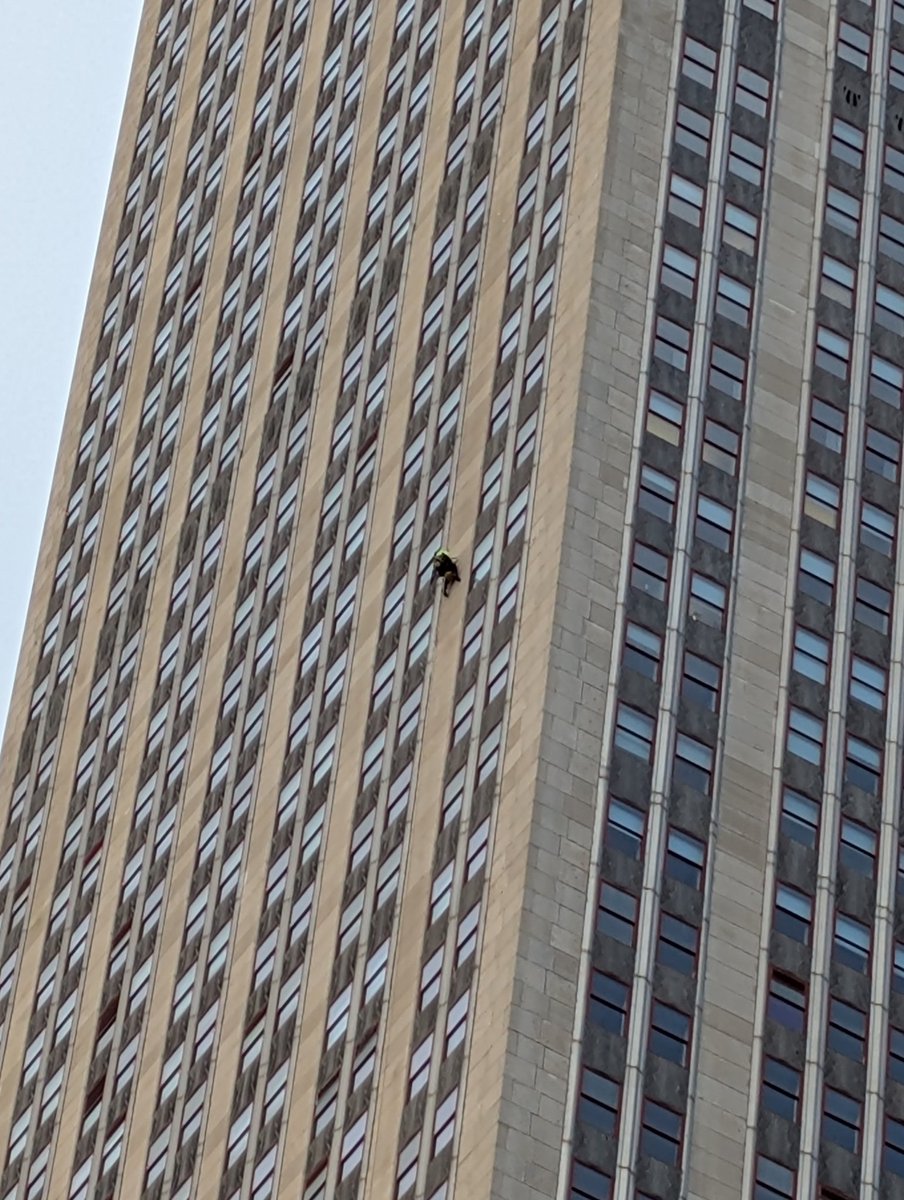 HuckSlims's tweet photo. There is a dude climbing the Empire State Building. Photo taken this morning https://t.co/80WeApBWkw