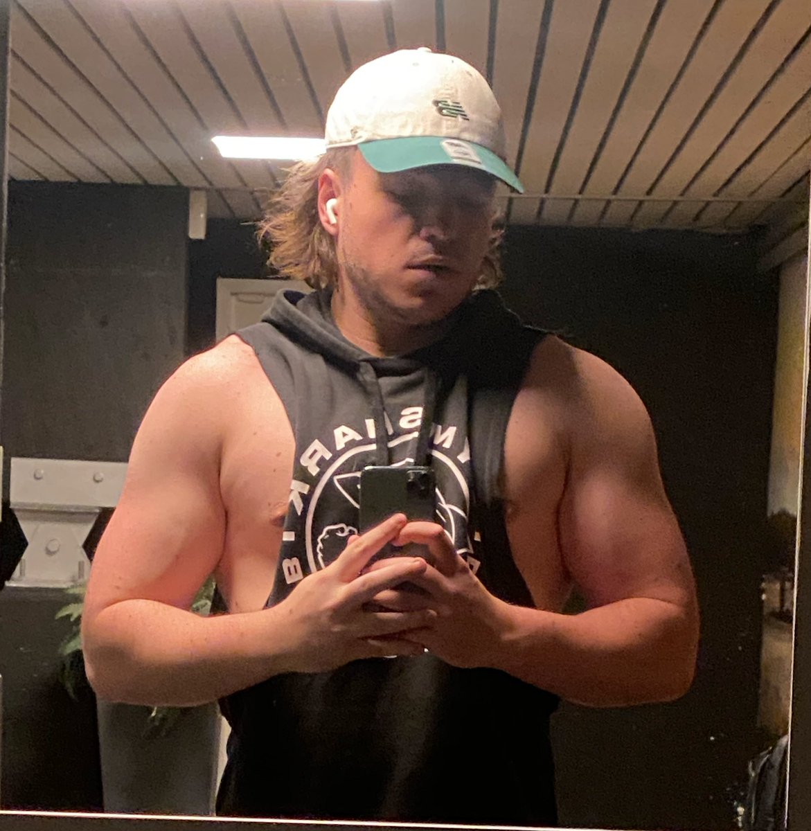 Trystmine's tweet image. 5 retweet and il put the cap backwards.