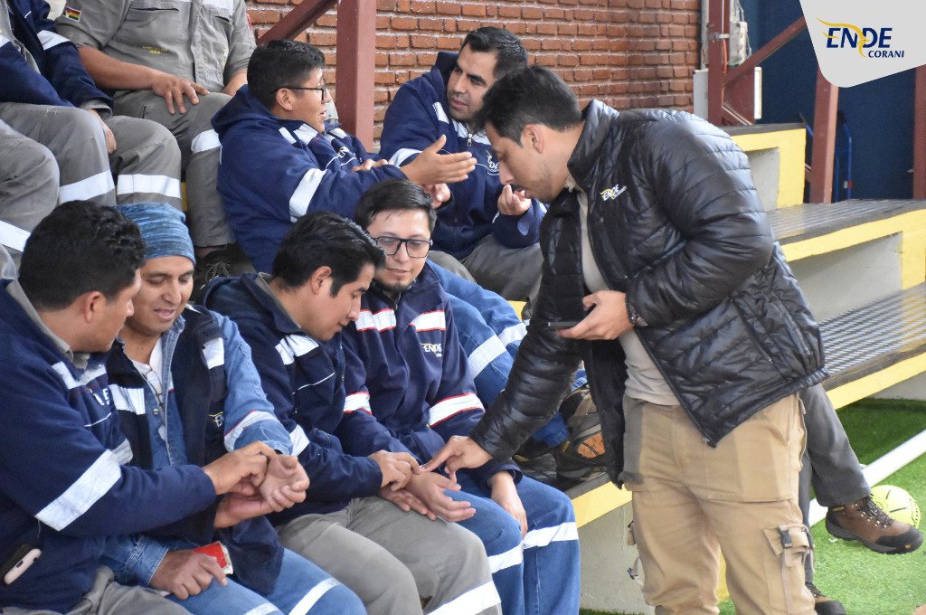 Cumpliendo su compromiso con la seguridad y el bienestar de su personal, ENDE CORANI llevó a cabo la capacitación denominada “Prevención de accidentes, riesgos eléctricos y primeros auxilios”, impartida por un equipo multidisciplinario de distintas filiales de ENDE Corporación.