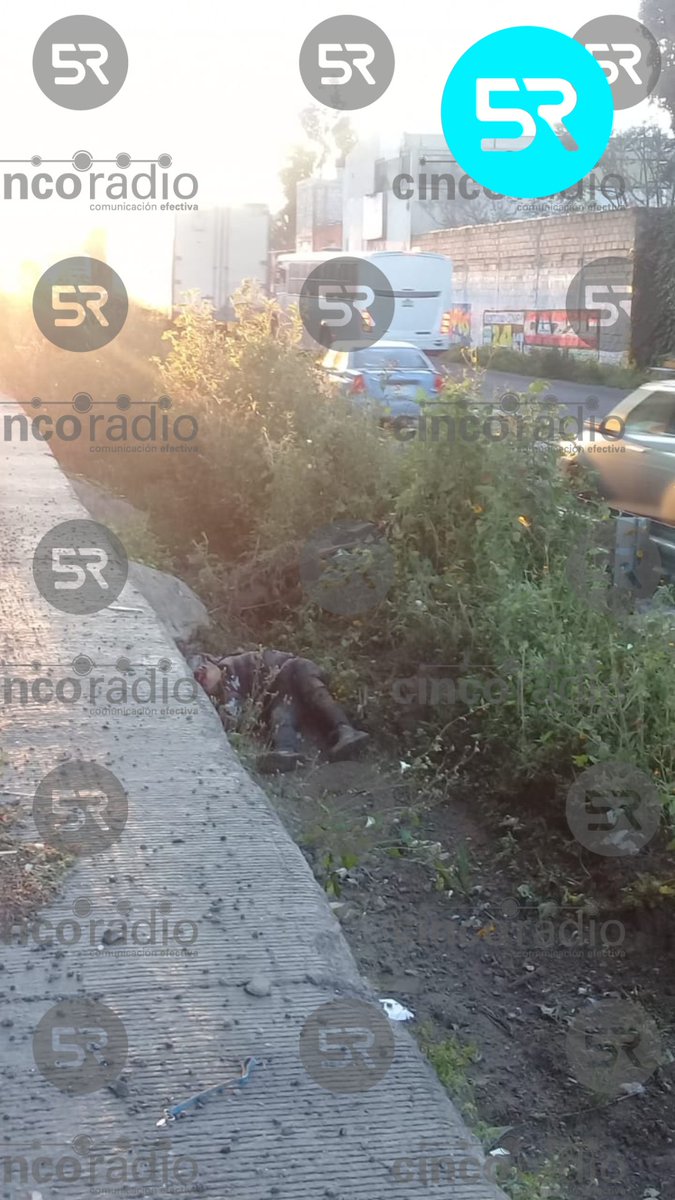 #ReporteRed 🚨 || Urge presencia de cuerpos de emergencia en la entrada hacia la CAPU, a la altura de San Felipe, por la lateral de la Autopista México-Puebla, por posible fatalidad de un motociclista. <a href="/911Puebla/">911 Emergencias Pue</a>