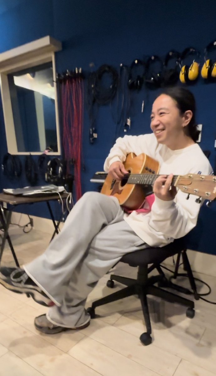 ホシミッツREC day 2 

今日も愉快で楽しい一日でした！

どんなのが好きか、何がしたいか、みたいな、感覚というかそういうのを共有出来てるメンバーと、楽しくバンドできてます。

感謝